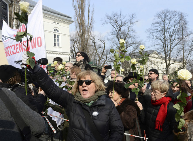 „Scanpix“/AP nuotr./A.Dudos kalbos klausėsi ir keli šimtai protestuotojų