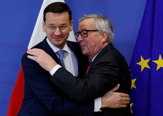 „Reuters“/„Scanpix“ nuotr./Mateuszas Morawieckis ir Jeanas-Claude'as Junckeris