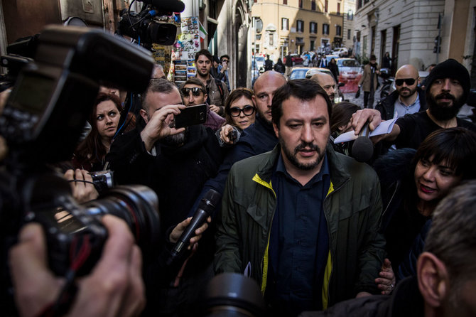 „Scanpix“/AP nuotr./Matteo Salvini prie „Foreign Press“ būstinės