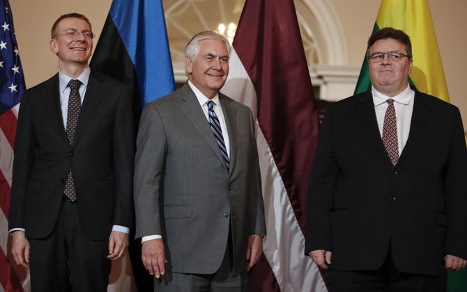 „Scanpix“/AP nuotr./Latvijos užsienio reikalų ministras Edgaras Rinkevičius, dabar jau buvęs JAV valstybės sekretorius Rexas Tillersonas ir Lietuvos diplomatijos vadovas Linas Linkevičius (iš kairės)