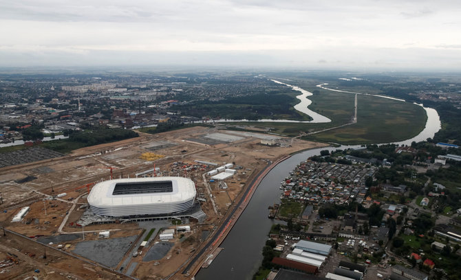 „Reuters“/„Scanpix“ nuotr./Stadionas „Baltika“ Kaliningrado srityje pastatytas pelkėtoje saloje