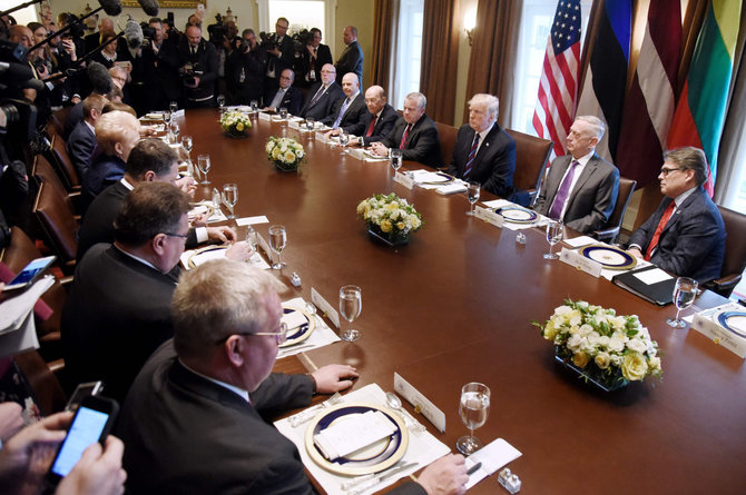 „Reuters“/„Scanpix“ nuotr./D.Trumpo ir Baltijos šalių prezidentų susitikimas Baltuosiuose rūmuose