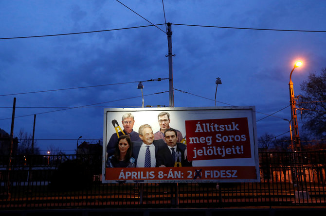 „Reuters“/„Scanpix“ nuotr./Plakate G.Sorosas vaizduojamas kartu su Vengrijos opozicijos lyderiais