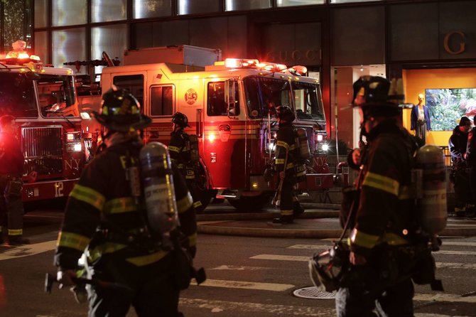 AFP / „Scanpix“ nuotr. / Per gaisrą dangoraižyje „Trump Tower“ žuvo žmogus