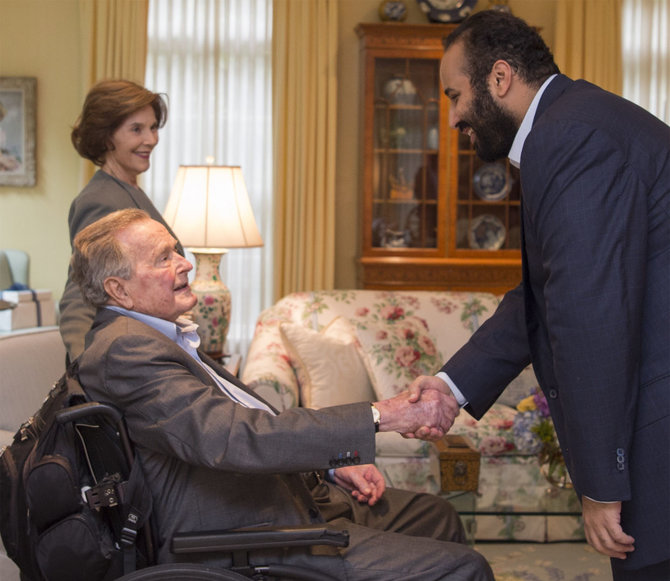 AFP / „Scanpix“ nuotr. / Mohammedas bin Salmanas su George'u H.W.Bushu