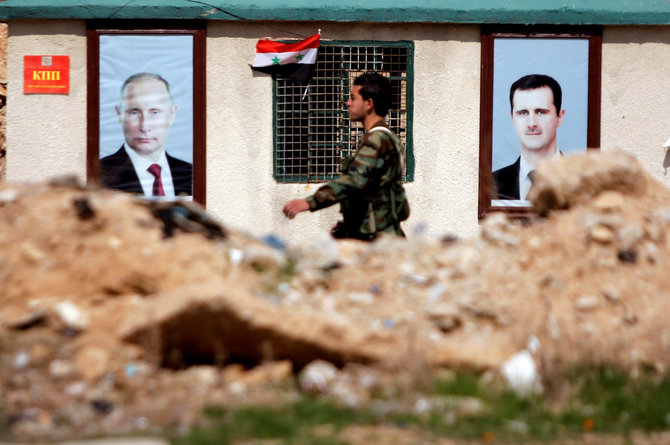 „Reuters“/„Scanpix“ nuotr./Vladimiro Putino ir Basharo al Assado portretai Rytų Gutoje