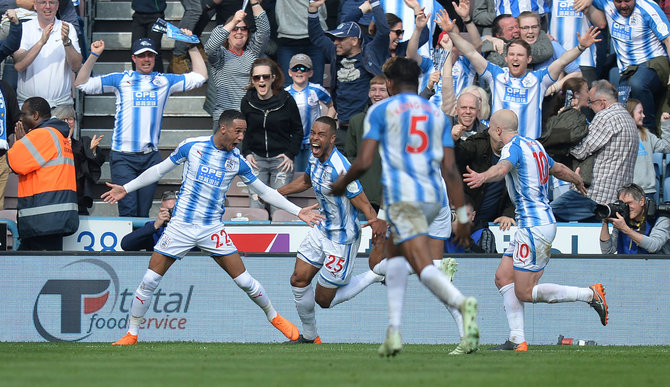 „Scanpix“/„PA Wire“/„Press Association Images“ nuotr./„Huddersfield Town“ žaidėjai švenčia įvartį prieš „Watford“