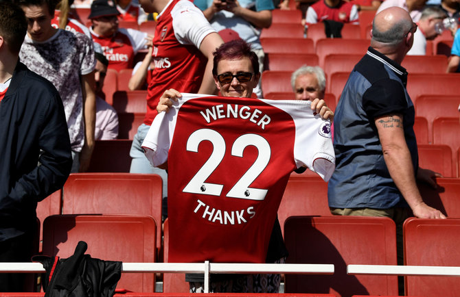„Reuters“/„Scanpix“ nuotr./„Arsenal“ gerbėjai atsisveikina su Arsene'u Wengeru