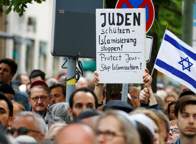 „Reuters“/„Scanpix“ nuotr./Demonstracija prieš antisemitizmą Vokietijoje