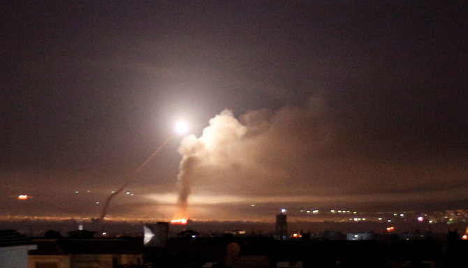 „Reuters“/„Scanpix“ nuotr./Raketos virš Sirijos sostinės Damasko