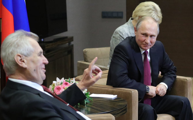 AFP/„Scanpix“ nuotr./Milošas Zemanas ir Vladimiras Putinas Sočyje 2017 metų lapkritį