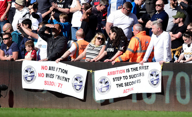 „Reuters“/„Scanpix“ nuotr./„Swansea City“ gerbėjai keikia klubo vadovą Huwą Jenkinsą
