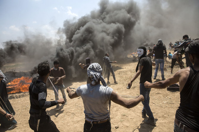 „Scanpix“/„SIPA“ nuotr./Palestiniečiai protestuotojai – ar panašu į taikų protestą?