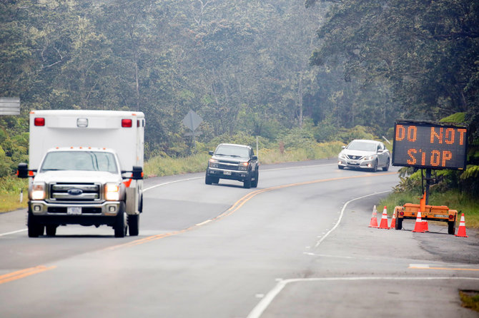 „Reuters“/„Scanpix“ nuotr./Havajuose veržiantis ugnikalniui požeminiai smūgiai apgadino kelius