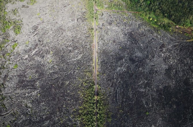 AFP/„Scanpix“ nuotr./Havajuose veržiantis ugnikalniui požeminiai smūgiai apgadino kelius