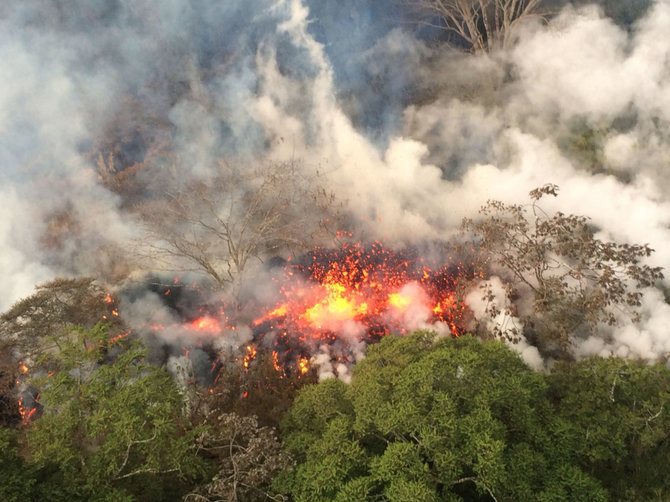„Scanpix“/AP nuotr./Havajuose veržiantis ugnikalniui požeminiai smūgiai apgadino kelius