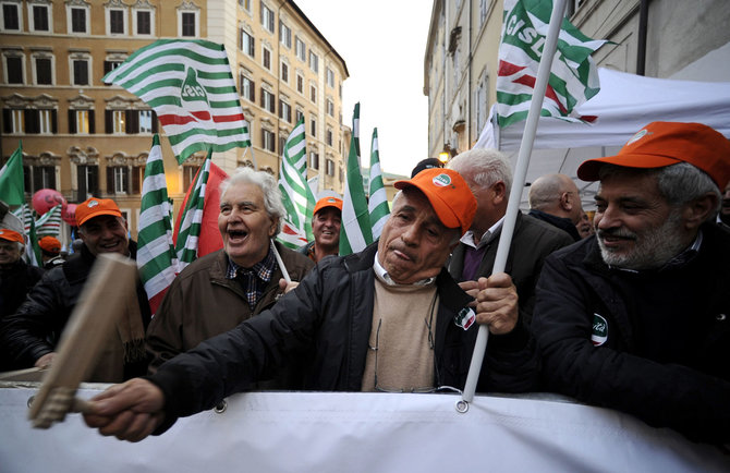 AFP/„Scanpix“ nuotr./Italijos pensininkai per demonstraciją