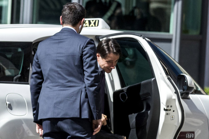 „Scanpix“/„SIPA“ nuotr./Giuseppe Conte į susitikimą su prezidentu atvyko taksi