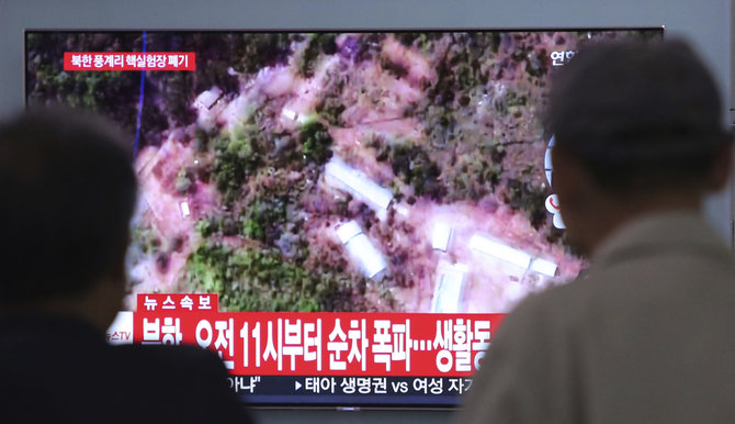 „Scanpix“/AP nuotr./Šiaurės Korėja susprogdino ir uždarė Pungjė-ri branduolinių bandymų poligoną