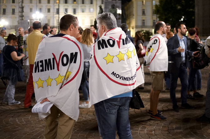 „Scanpix“/„SIPA“ nuotr./„Penkių žvaigždžių judėjimo“ rėmėjai jau renkasi į protestus.