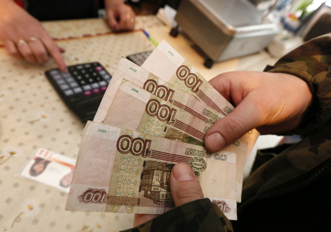 „Reuters“/„Scanpix“ nuotr./100 Rusijos rublių banknotai