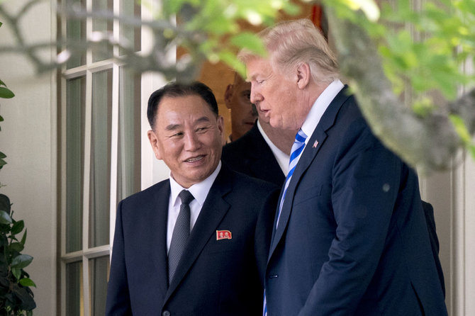 „Scanpix“/AP nuotr./Kim Yong Cholo ir D.Trumpo susitikimas užtruko 80 minučių