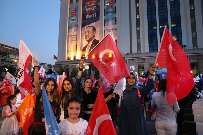 „Scanpix“/„SIPA“ nuotr./R.T.Erdogano rėmėjai švenčia pergalę prezidento rinkimuose