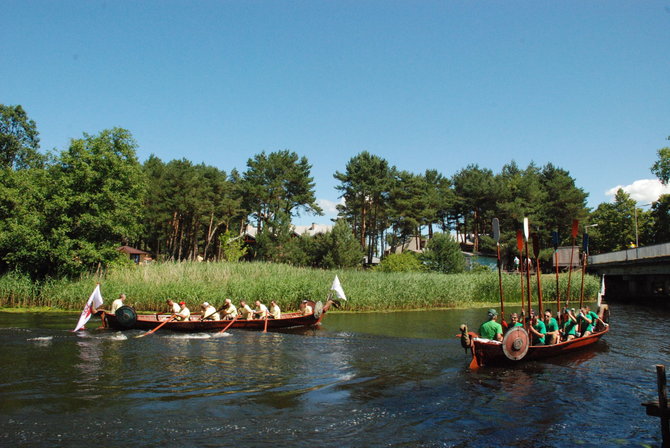 Vikingų laivų varžybų nugalėtojai – Klaipėdos sveikuoliai (dešinėje) 