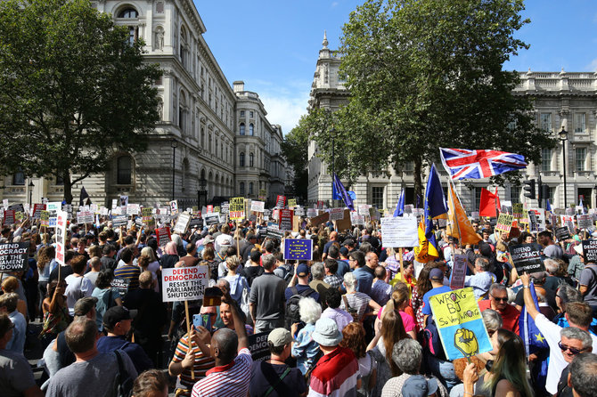 „Reuters“/„Scanpix“ nuotr./Protestuotojai Londone
