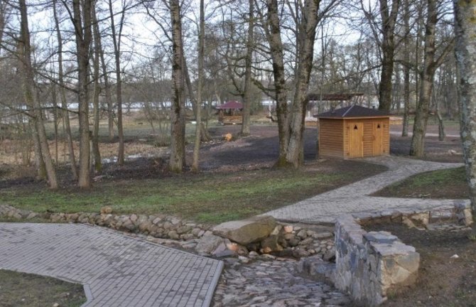 Rokiškio turizmo informacijos centro nuotr./Poilsiavietė Obelių parke
