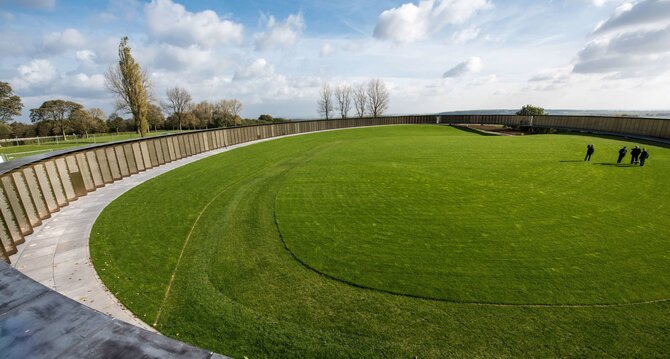 AFP/„Scanpix“ nuotr./Notre Dame de Lorette (Ablain St.-Nazaire prancūzų karių kapinės)