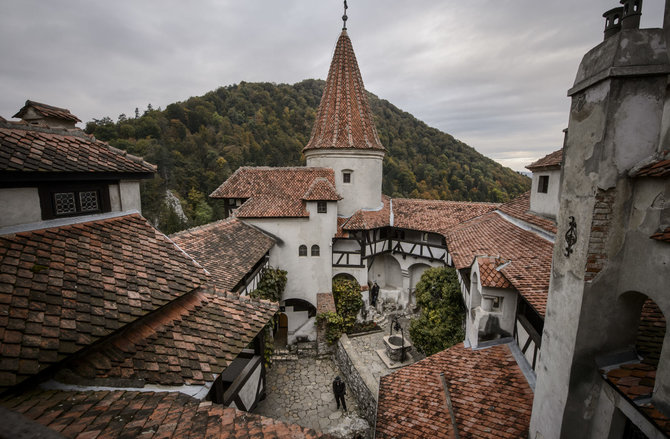 AFP/„Scanpix“ nuotr./„Airbnb“ Helovino naktį siūlo apsistoti Drakulos rezidencijoje