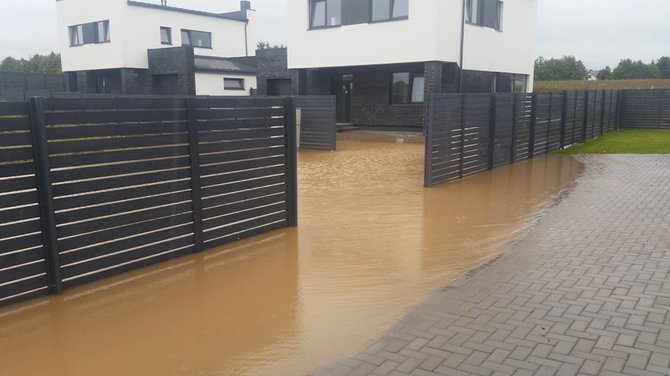 Skaitytojos nuotr./Vilniaus rajone namai skęsta balose