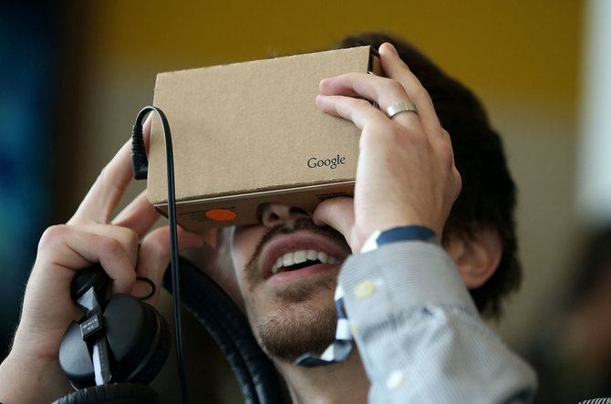 AFP/„Scanpix“ nuotr./„Google Cardboard“ virtualios realybės akinių rėmas