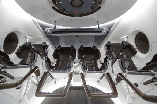 „Reuters“/„Scanpix“ nuotr./Viduje „SpaceX Crew Dragon“ primena prabangų automobilį