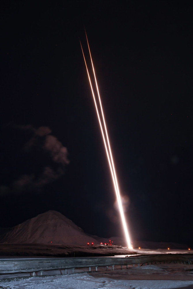 NASA nuotr./Projekto VISIONS-2 meteorologinių raketų startas, užfiksuotas didelio išlaikymo kadre