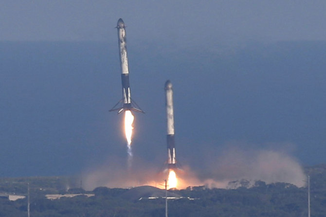 „Reuters“/„Scanpix“ nuotr./Leidžiasi dvi „Falcon Heavy“ pakopos