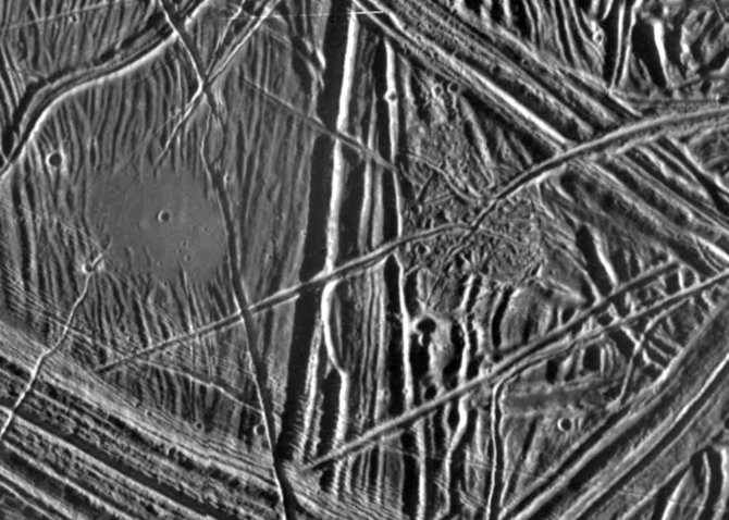 NASA nuotr./Priartintas Jupiterio palydovo Europos paviršiaus vaizdas