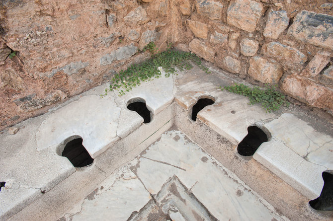 123RF.com nuotr./Romėniški tualetai Efeso mieste, dabartinėje Turkijoje