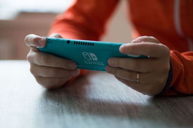 Malvinos Stankutės nuotr./Valdyti „Nintendo Switch Lite“ labai patogu, tarsi rankose laikytum didesnį žaidimų pultelį. 