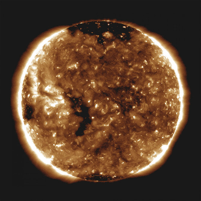 „Reuters“/„Scanpix“ nuotr./NASA priklausančios Parker kosminės observatorijos užfiksuotas Saulės vaizdas