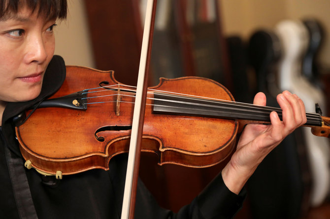 „Reuters“/„Scanpix“ nuotr./Smuikininkė Mira Wang griežia Stradivarijaus smuiku
