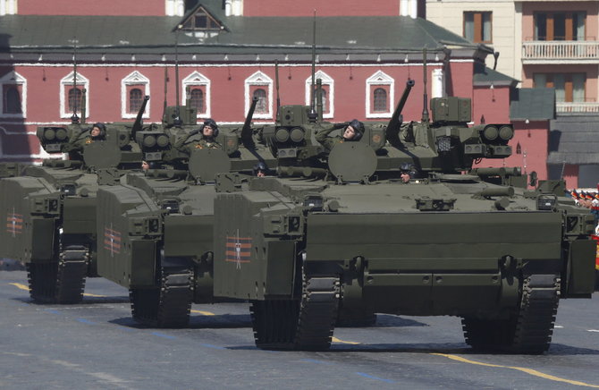 „Reuters“/„Scanpix“ nuotr./Rusiška pėstininkų kovos mašina „Kurganec-25“ demonstruojama parade