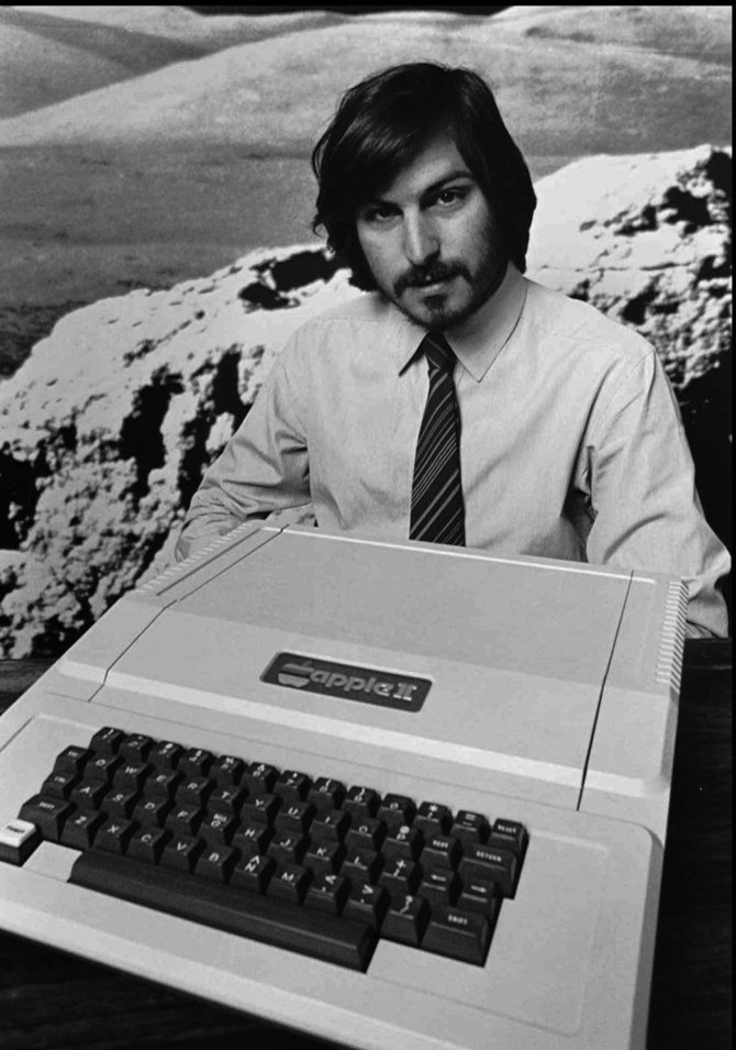 „Scanpix“/AP nuotr./Kompiuterį „Apple II“ pristato vienas iš „Apple“ įkūrėjų Steve'as Jobsas