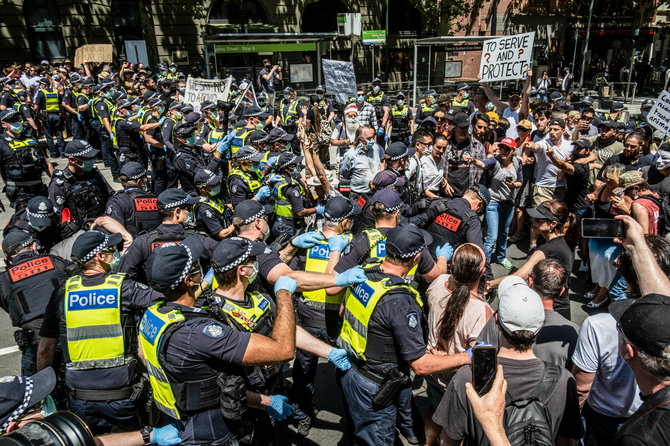 „Scanpix“ nuotr./Protesto akcija Australijoje dėl griežtų gyvenimo suvaržymų