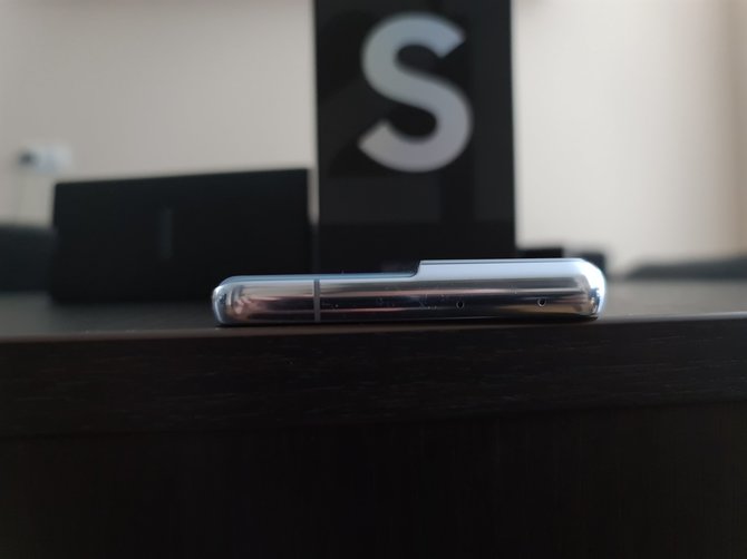 V.Neverausko/15min nuotr./„Samsung Galaxy S21 Ultra“ iš profilio atrodo keistokai