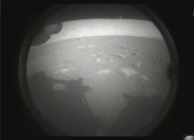 NASA nuotr./Pirmoji zondo „Perseverance“ nuotrauka iš Marso