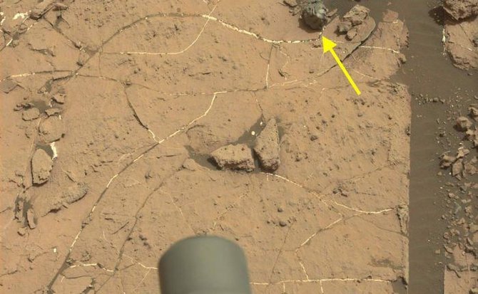 NASA nuotr./„Curiosity“ nufotografuotas meteoritas „Kiaušinio akmuo“