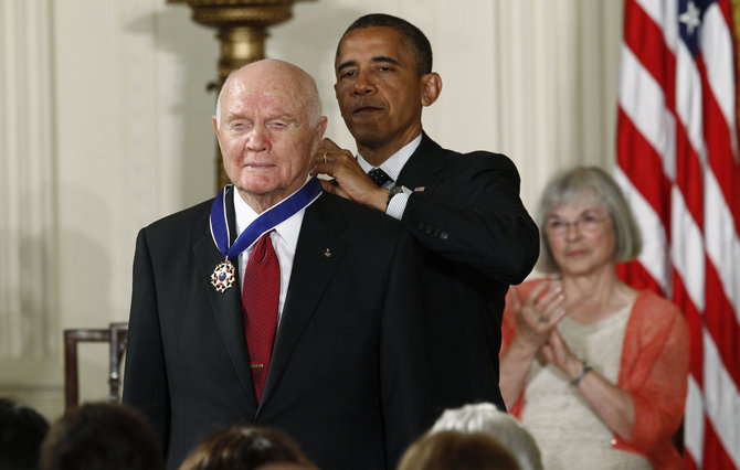 „Reuters“/„Scanpix“ nuotr./Johnas Glennas apdovanojamas Prezidento laisvės medaliu