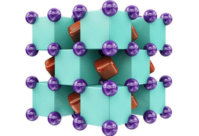 Artiomo R. Oganovo iliustr./Na₂He struktūra – pakaitomis einantys natrio (violetiniai) ir helio (žali) atomai, su ertmėse esančiais bendrais elektronais (raudoni)
